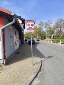 zakaz parkowania przy Korczaka