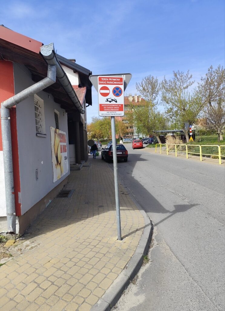 znak przy Biedronce Kwidzyn