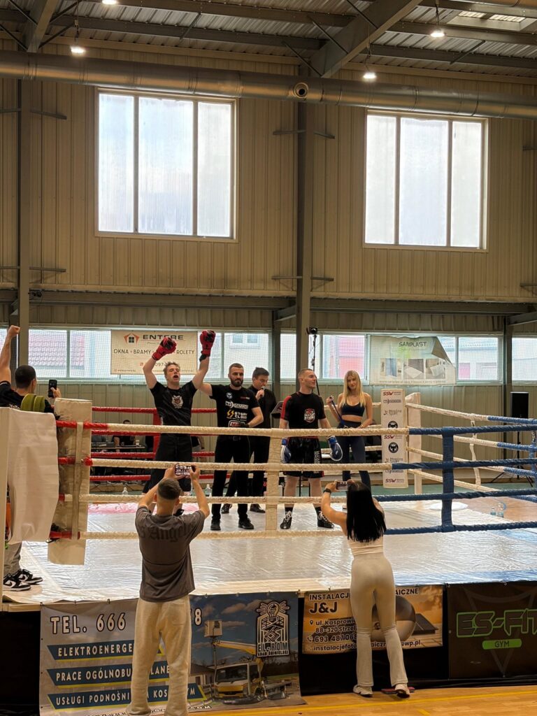 Zawodnicy klubu Akademia Sportu YoTo podczas debiutu na zawodach bokserskich SSW Fight Night