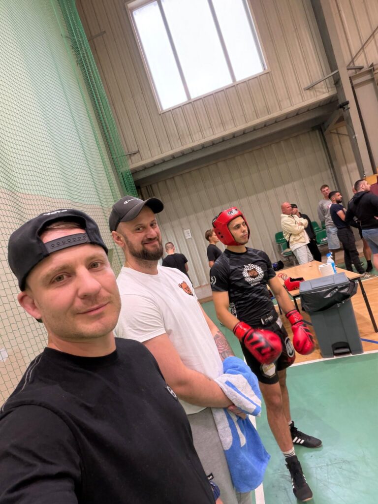 Zawodnicy klubu Akademia Sportu YoTo podczas debiutu na zawodach bokserskich SSW Fight Night