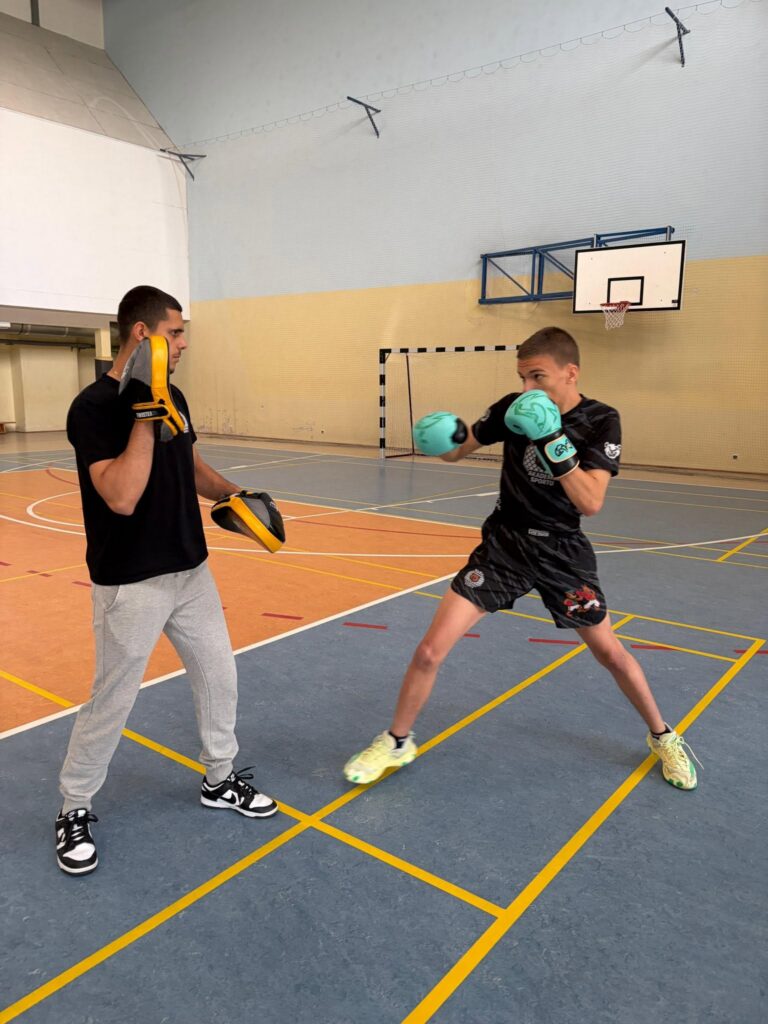Zawodnicy klubu Akademia Sportu YoTo podczas debiutu na zawodach bokserskich SSW Fight Night