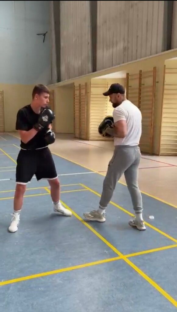 Zawodnicy klubu Akademia Sportu YoTo podczas debiutu na zawodach bokserskich SSW Fight Night