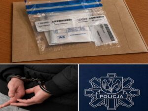 ajdanki oraz logo Policja w Kwidzynie na stole w komendzie