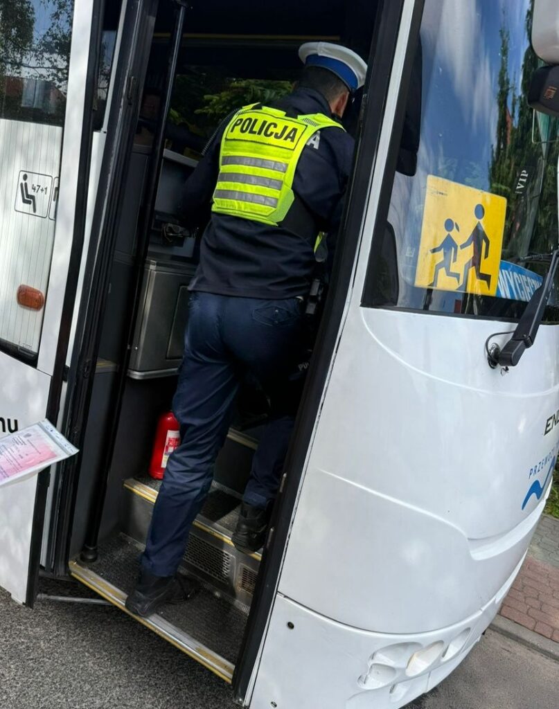 Kontrola autokaru przed wyjazdem dzieci na kolonie lub wycieczkę