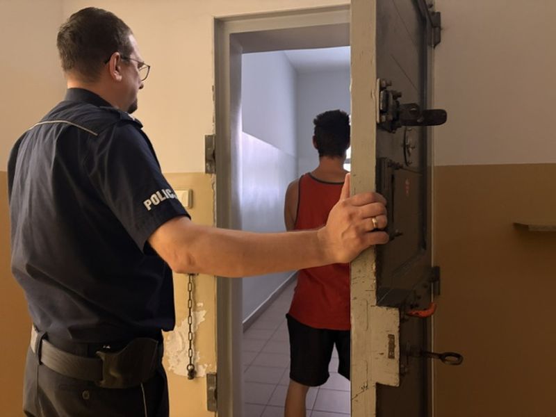 Policjant podczas kontroli drogowej w sprawie narkotyków w gminie Sadlinki