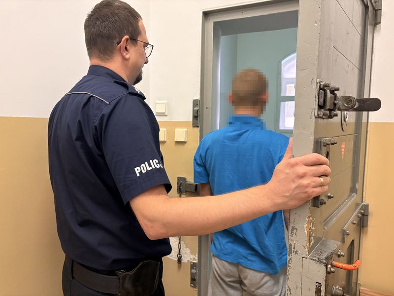 Policjanci po zatrzymaniu podejrzanych w sprawie rozboju na dworcu kolejowym w Prabutach