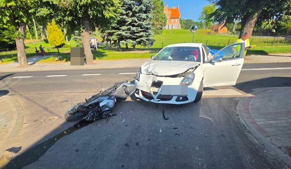 Wypadek w Ryjewie na ul. Grunwaldzkiej z udziałem samochodu osobowego i motocykla