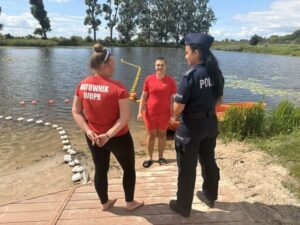 Policjanci podczas działań związanych z bezpieczeństwem nad wodą w powiecie kwidzyńskim
