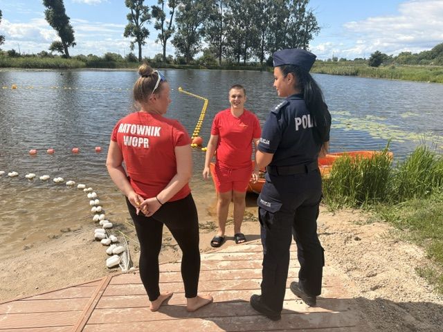 Policjanci podczas działań związanych z bezpieczeństwem nad wodą w powiecie kwidzyńskim