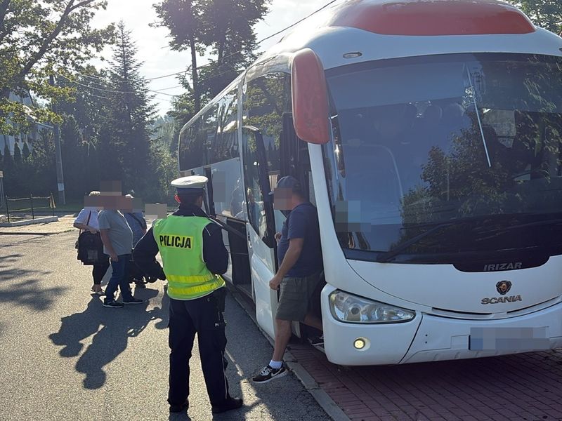 Kontrola autokaru w Otoczynie przed wyjazdem seniorów do Torunia