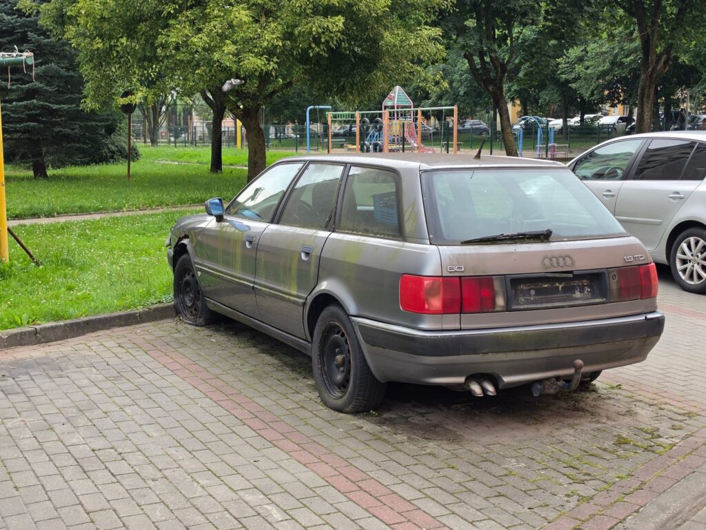 Wraki samochodów na parkingach w Kwidzynie