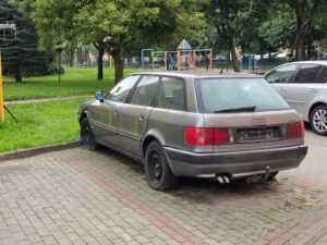 Wraki samochodów na parkingach w Kwidzynie