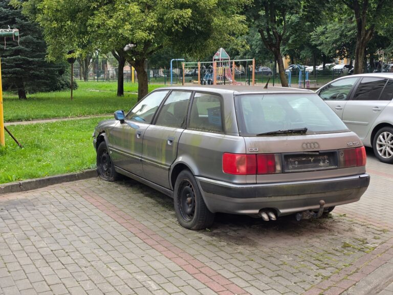 Wraki samochodów na parkingach w Kwidzynie