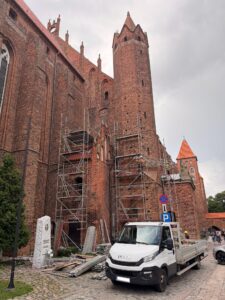 Prace konserwatorskie przy wschodnim szczycie Katedry w Kwidzynie