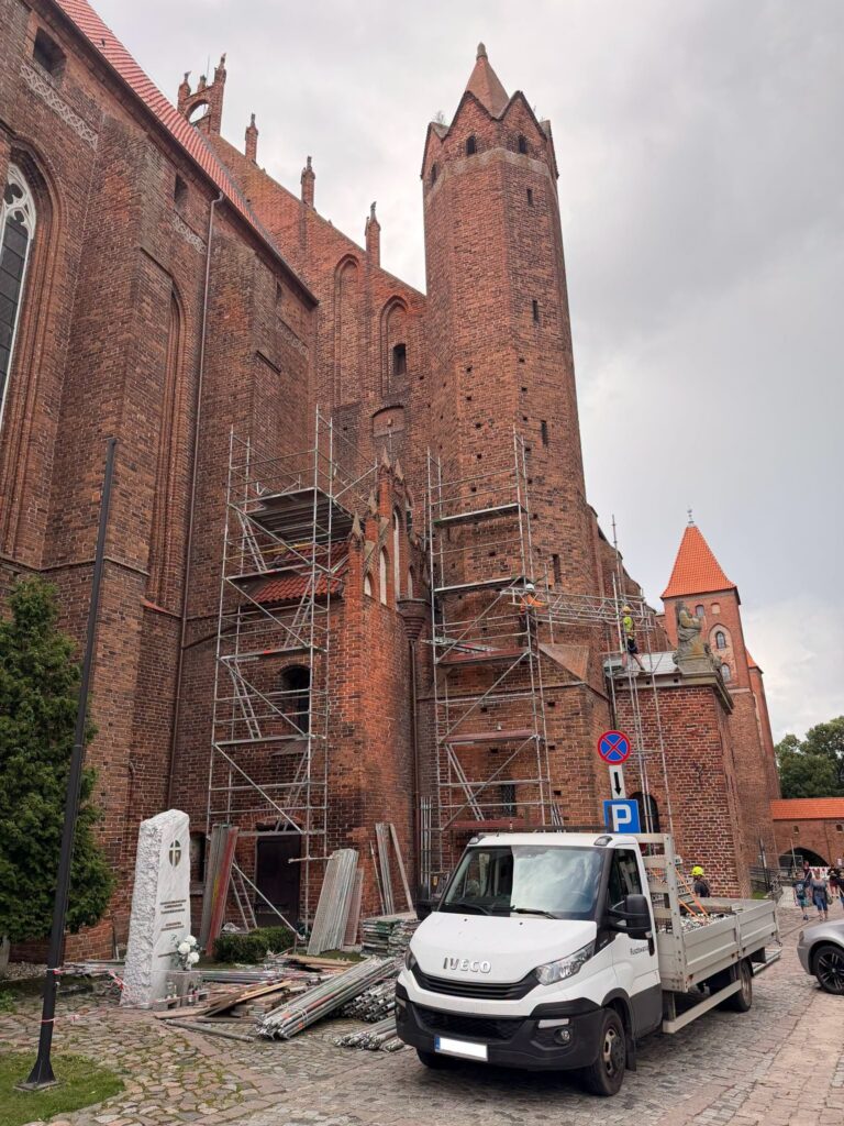 Prace konserwatorskie przy wschodnim szczycie Katedry w Kwidzynie