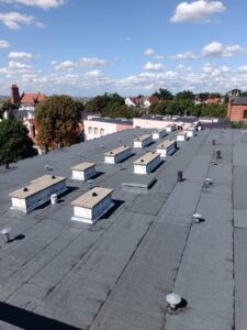 Wyremontowany dach budynku przy ul. Grudziądzkiej w Kwidzynie