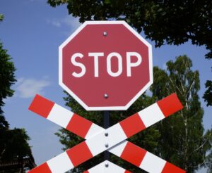 Interaktywny znak STOP z oświetleniem LED na przejeździe kolejowo-drogowym