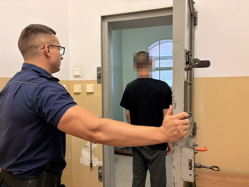 Jeżeli zdjęcie przedstawia zatrzymanie lub policjantów: