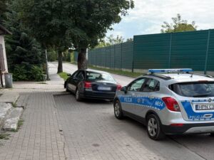 Toyota po zdarzeniu podczas próby ucieczki przed policjantami w Prabutach