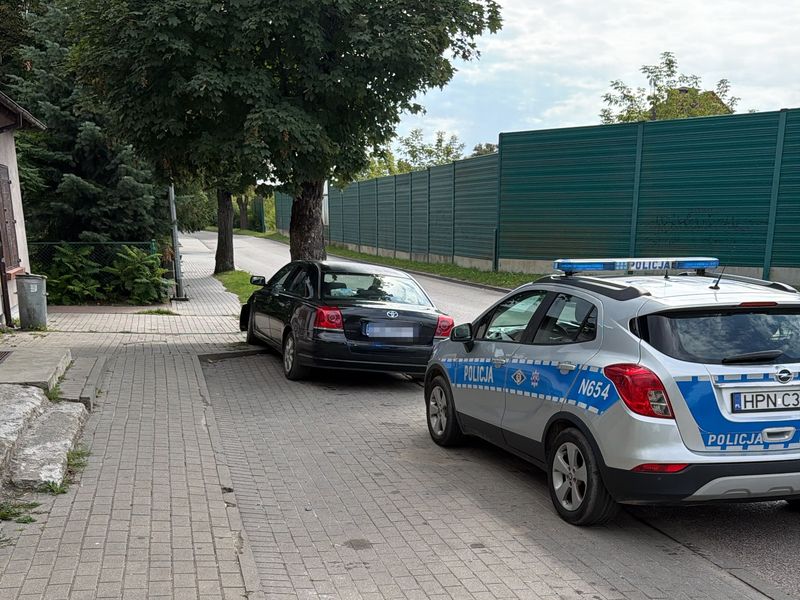 Toyota po zdarzeniu podczas próby ucieczki przed policjantami w Prabutach