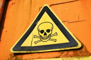Zapłon w śmieciarce PUS Kwidzyn po wyrzuceniu chemikaliów do odpadów zmieszanych