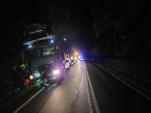 Ciężarowy Mercedes z transportem samochodów po zatrzymaniu nietrzeźwego kierowcy