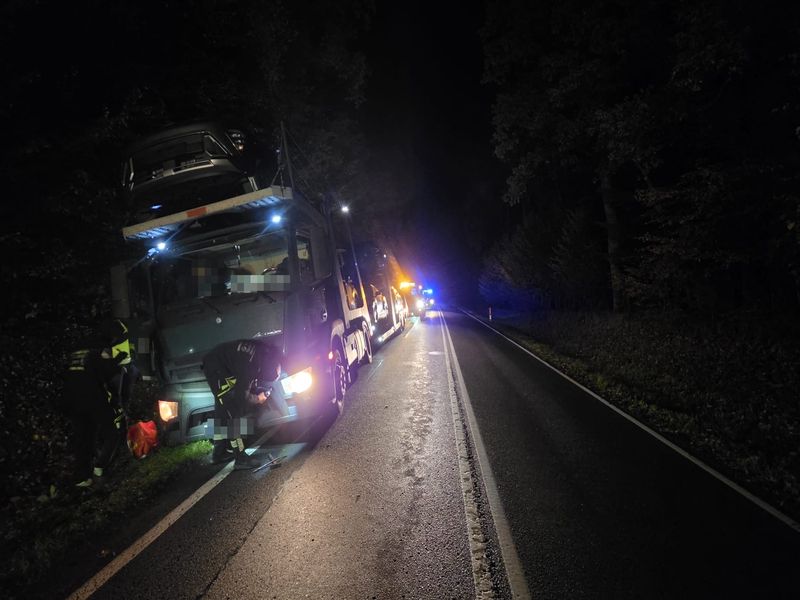 Ciężarowy Mercedes z transportem samochodów po zatrzymaniu nietrzeźwego kierowcy