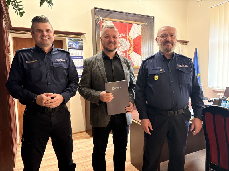 Starosta kwidzyński Tomasz Frejnagiel podczas wręczenia podziękowania w Komendzie Powiatowej Policji w Kwidzynie