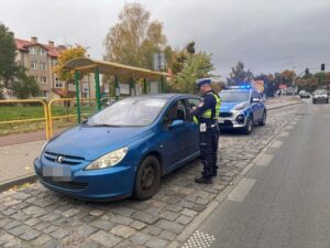 Kontrola oświetlenia pojazdu prowadzona przez policjantów