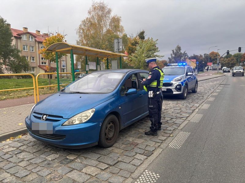 Kontrola oświetlenia pojazdu prowadzona przez policjantów