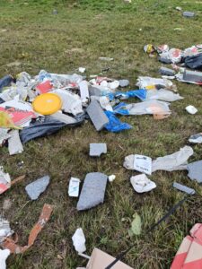 Śmieci pozostawione na terenach nad Wisłą w Opaleniu
