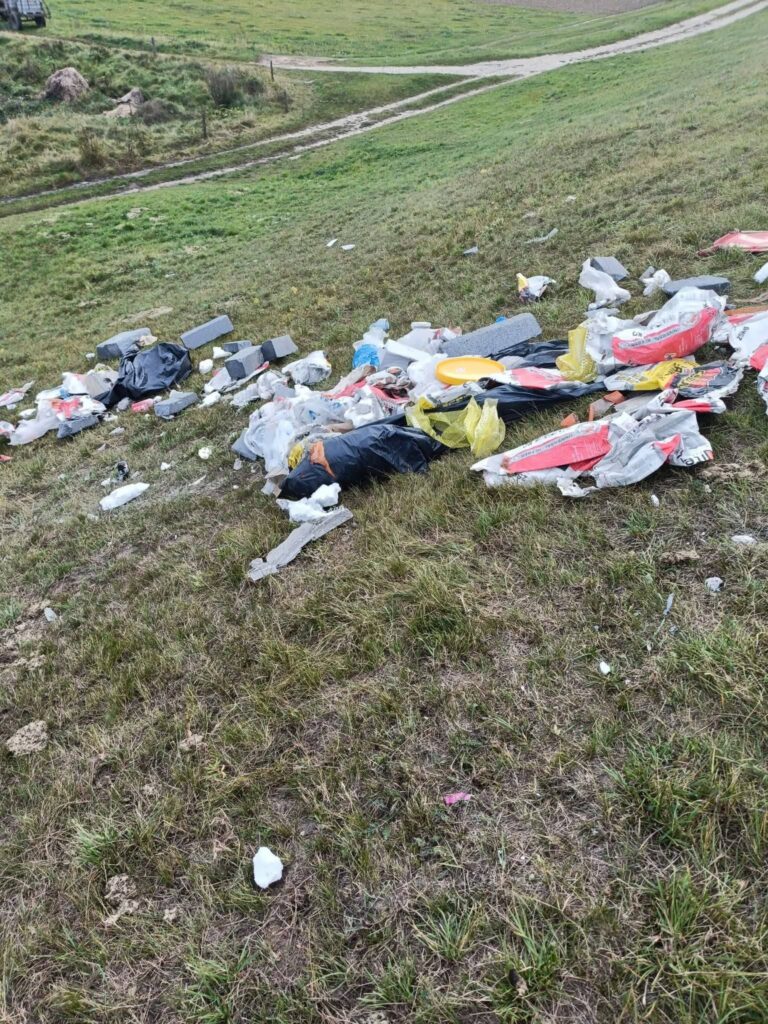 Śmieci pozostawione na terenach nad Wisłą w Opaleniu