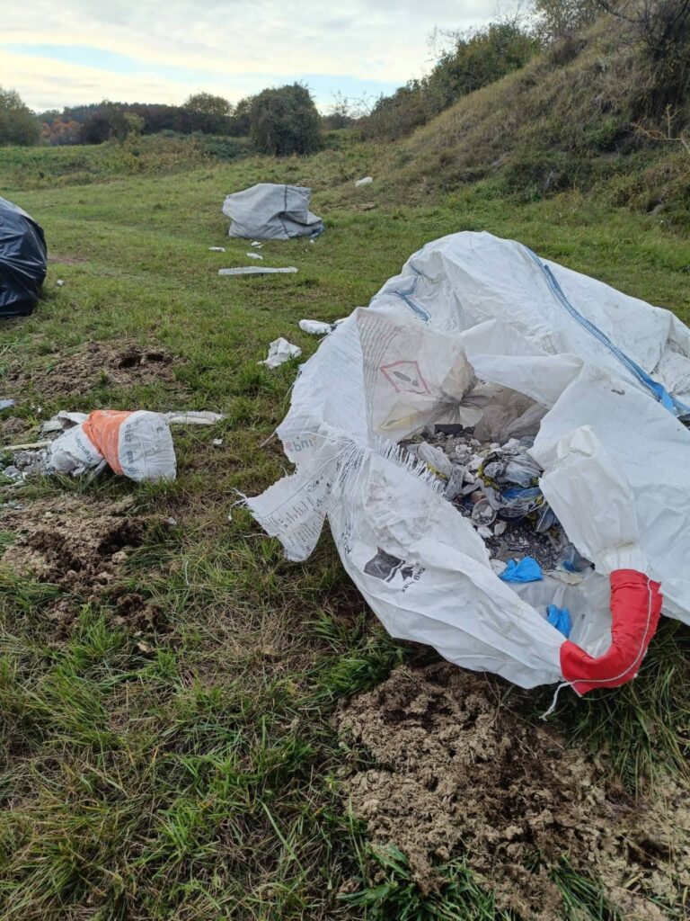 Śmieci pozostawione na terenach nad Wisłą w Opaleniu